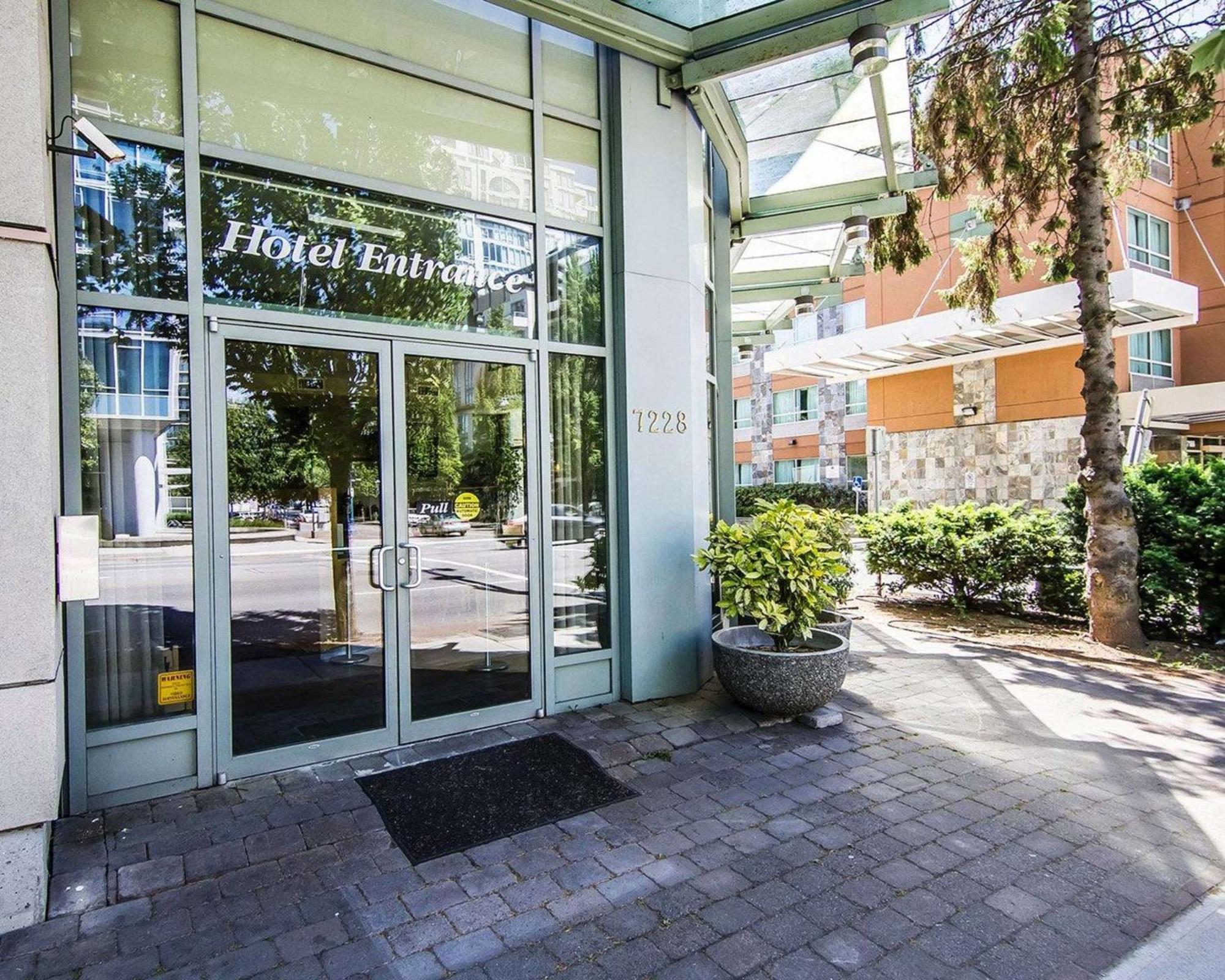 5 Airport Hotels Near Van Dusen Botanical Garden Worth Booking