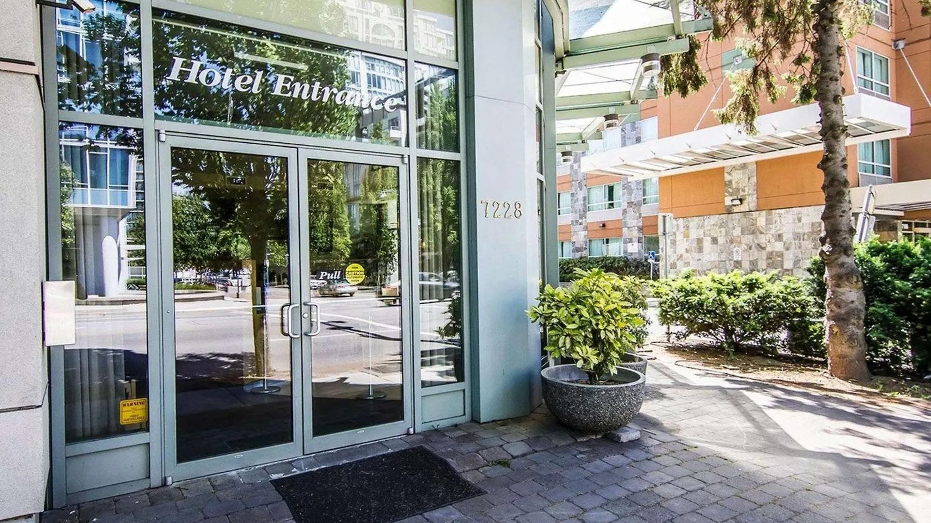 5 Airport Hotels Near Van Dusen Botanical Garden Worth Booking