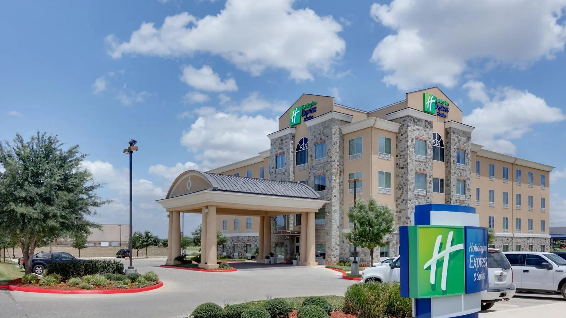 Staying In Southside San Antonio: 5 Business Hotels Compared