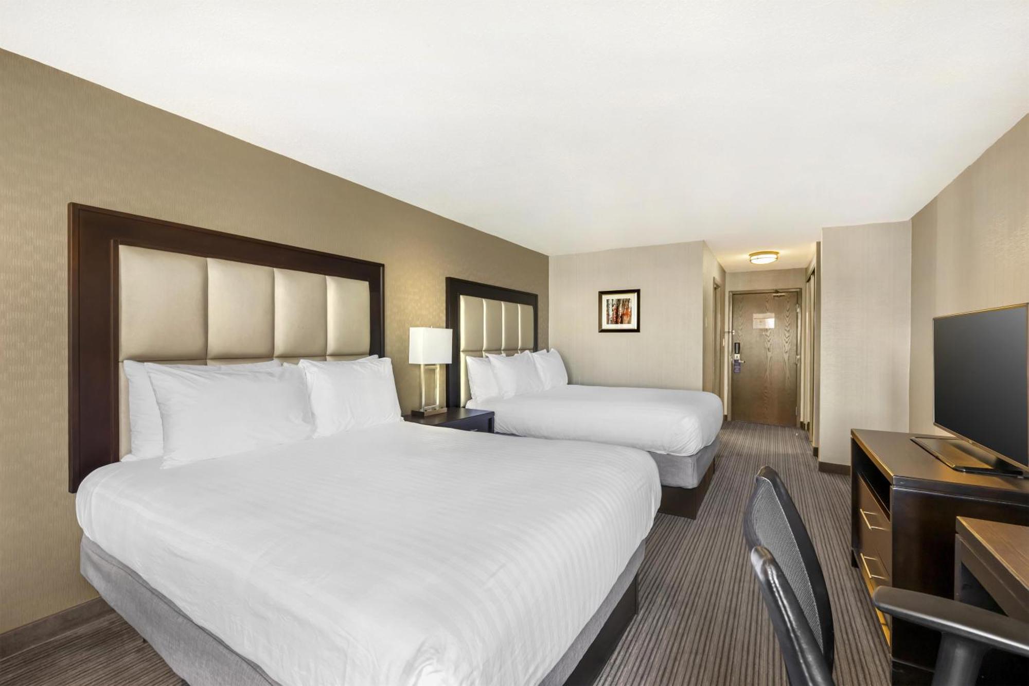 Where to Stay Near Ambassador Bridge: 4 Central Hotels