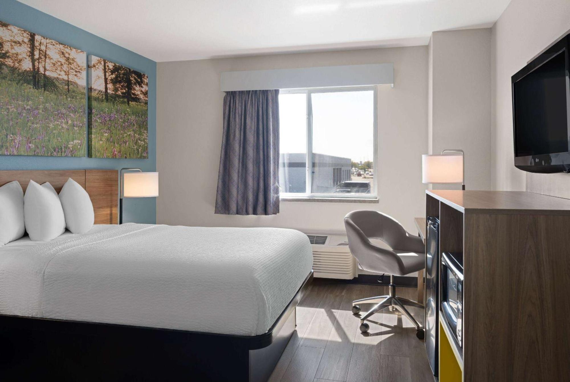 Where to Stay Near Menasha City Park Maintenance: 5 Airport Hotels